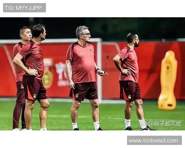 当足球巨星背影渐行渐远泪水随风飘散心碎难以言说