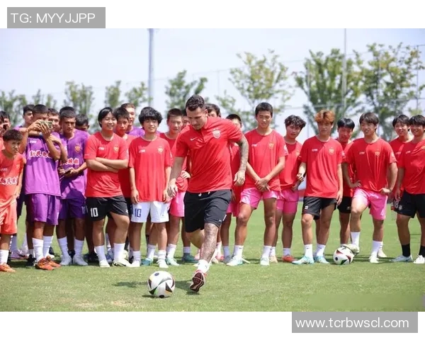 模仿足球球星的一天：从晨跑到赛场背后的辛勤与坚持