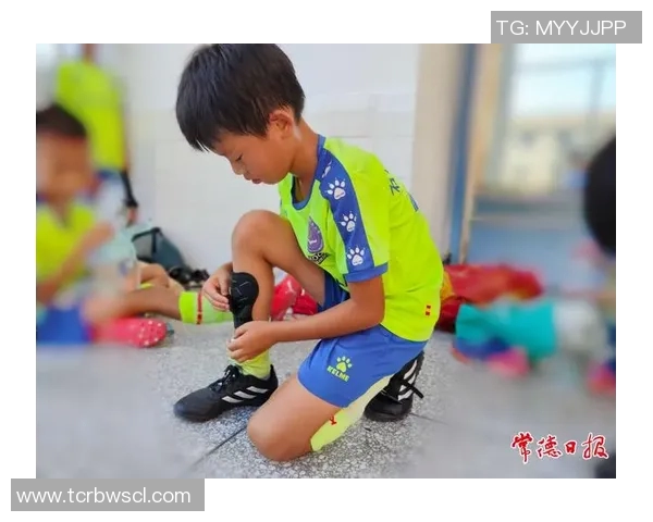 小男孩奋力奔向足球球星梦想之路展现勇气与坚持